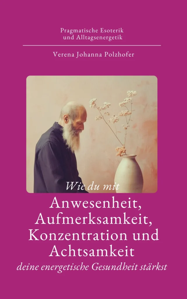 Alter Mann sitzt vor einer Vase
