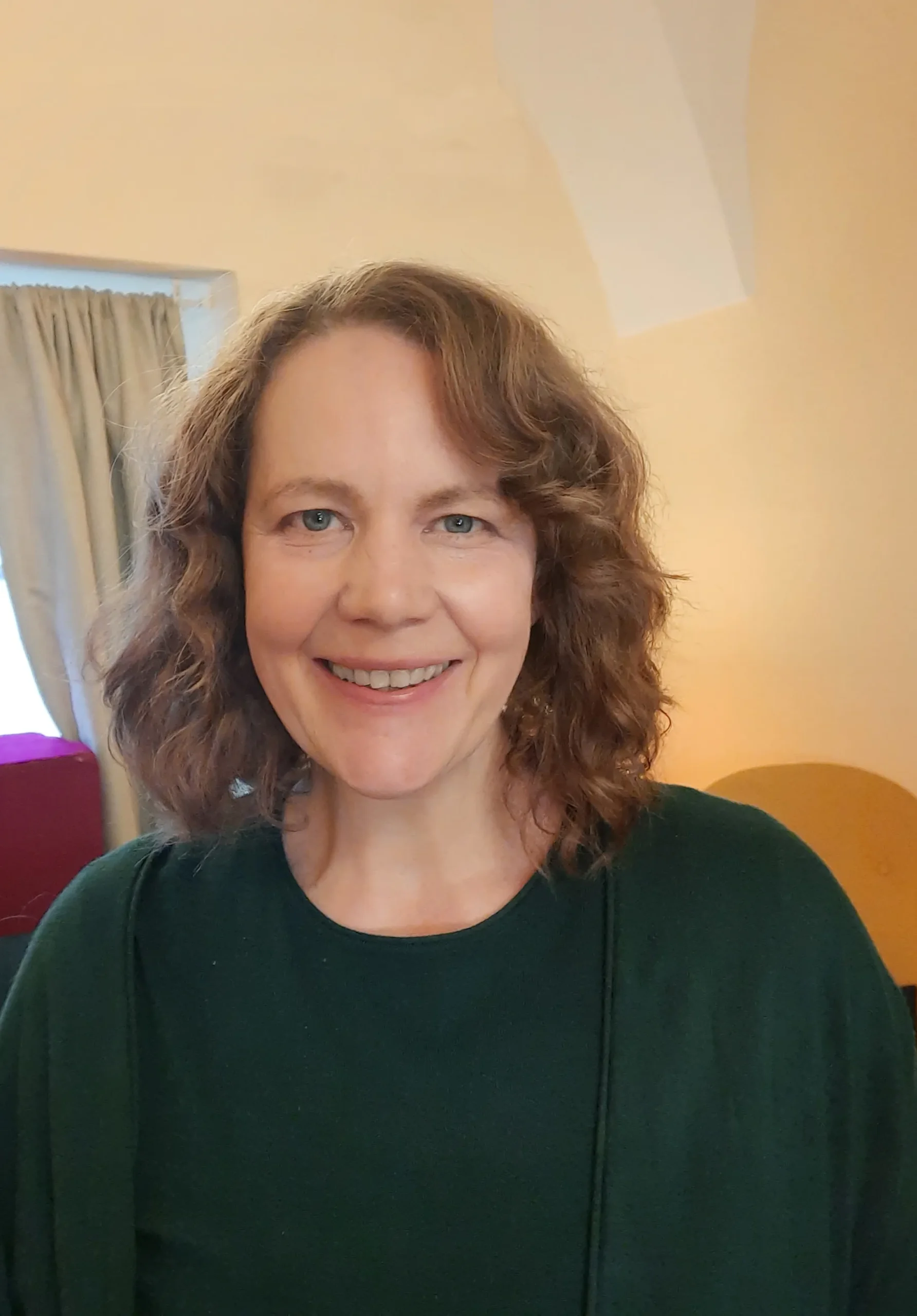 Frau lächelt in Kamera